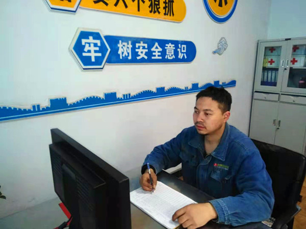 1618189119299501.jpg 何凯_副本.jpg